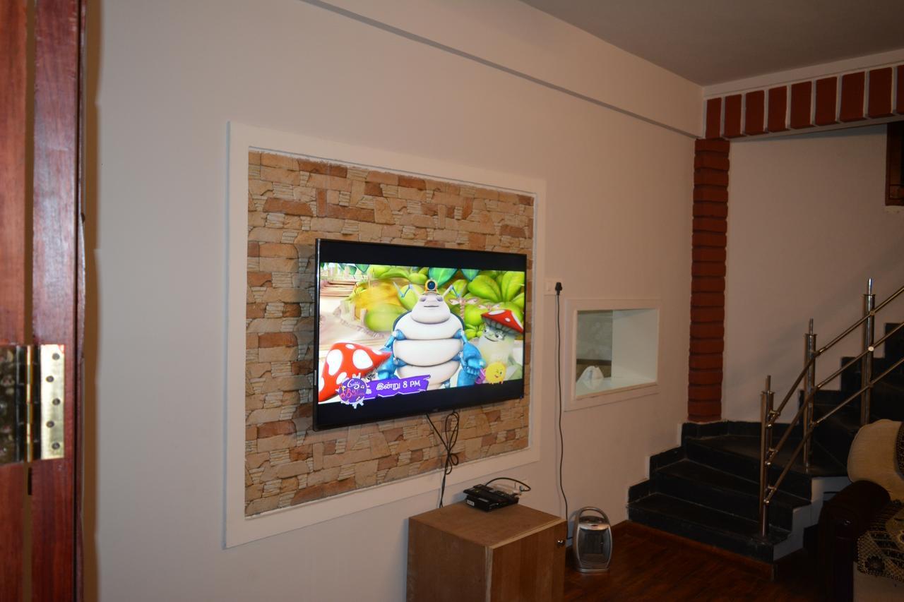 Myspace Holiday Inn ウーティ エクステリア 写真