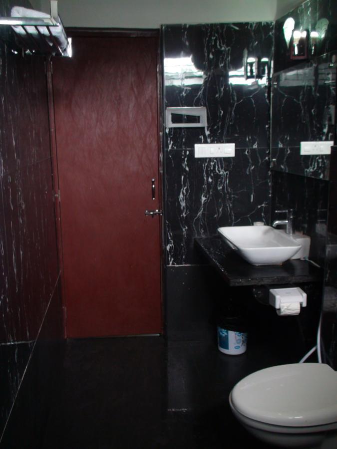 Myspace Holiday Inn ウーティ エクステリア 写真